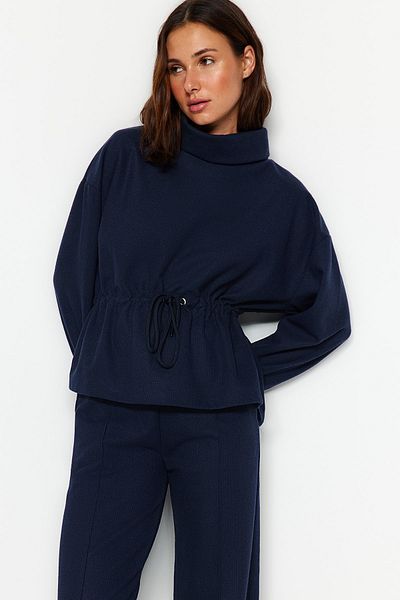 Trendyol Collection Sötétkék Thessaloniki/Knitwear Look állványgallér ráncolt, normál szabású kötött pulóver TWOAW24SW00146
