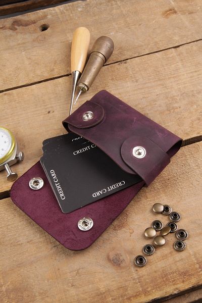 New Coast Leather 1900's Ръчно изработена лилава картодържателка от естествена кожа
