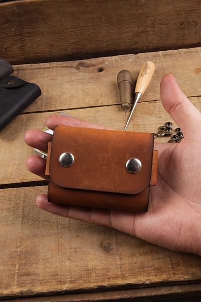 New Coast Leather 1900's Ръчно изработена кафява поставка за карти от естествена кожа
