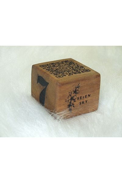 Se7enSky Natural polished chestnut wood cube table numberer, qr logo