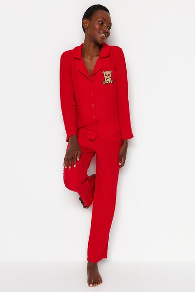 Trendyol Collection Sada červeného medvídka saténového tkaného pyžama Thmaw24Pt00000