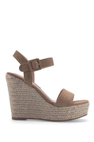 Nine West صندل نسائي بكعب عريض من BENOIT2 3FX Camel