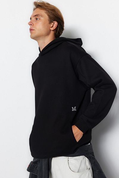 Trendyol Collection Übergroßes schwarzes Kapuzensweatshirt – kleines Stickdetail, dickes Design TMNAW23SW00029