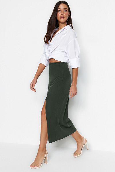 Trendyol Collection Khakifarbener eleganter Maxirock aus Crêpe mit Schlitz und hoher Taille aus Stretch-Strick TWOSS23ET00351