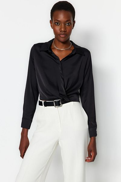 Trendyol Collection Czarna, satynowa, tkana bluzka z kołnierzykiem koszuli TWOAW24BZ00197