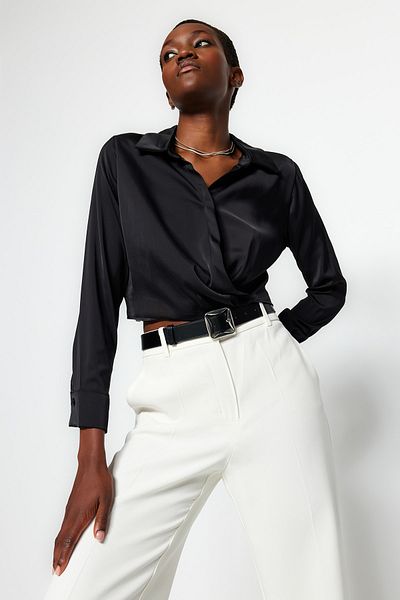 Trendyol Collection Czarna, satynowa, tkana bluzka z kołnierzykiem koszuli TWOAW24BZ00197