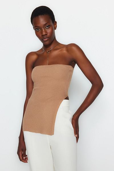 Trendyol Collection Trägerlose, dünne Bluse aus hochwertigem Strick – Schlitzdetail, Kamel TWOAW24BZ00131