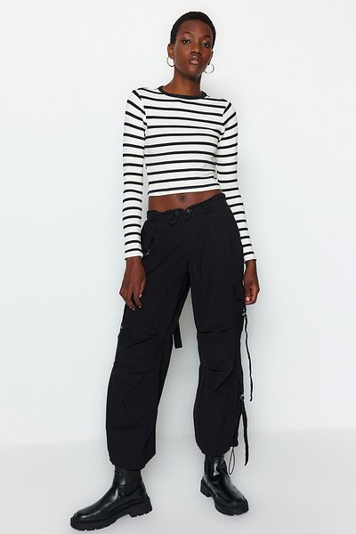 Trendyol Collection Schwarz gestreifte Premium-Viskose-Strickbluse aus weichem, eng anliegendem, bauchfreiem, dehnbarem Stoff TWOAW24BZ00048