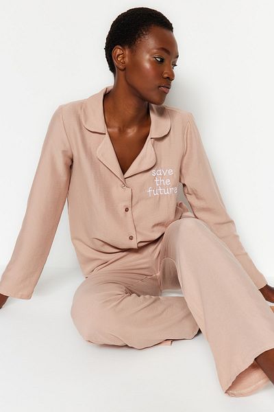 Trendyol Collection Beigefarbenes, mit Slogan besticktes, gewebtes Pyjama-Set aus Satin THMAW24PT00000