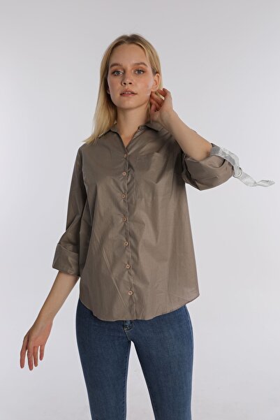 Kadınle قميص عملي بأشرطة لامعة على الأكمام