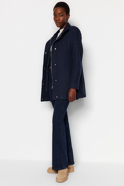Trendyol Collection Námořnická modř žebrovaný kabát s límečkem TWOAW24KB00059