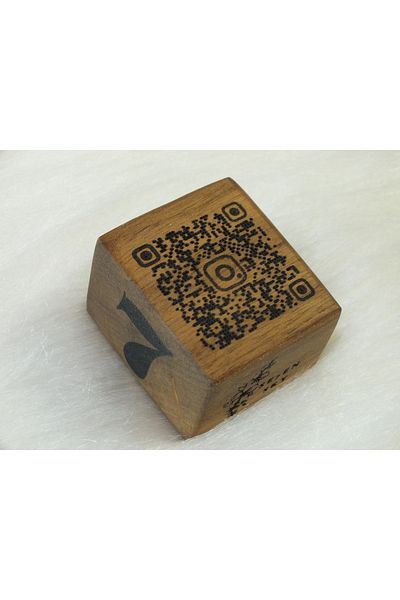 Se7enSky Natural polished chestnut wood cube table numberer, qr logo