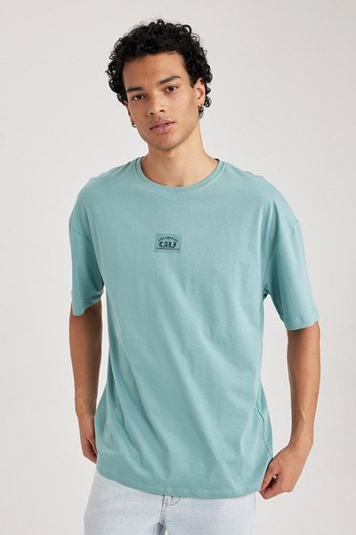 DeFacto Pohodlí Regular Fit Pohodlný střih Crew Tričko s krátkým rukávem s potiskem A3114ax23au