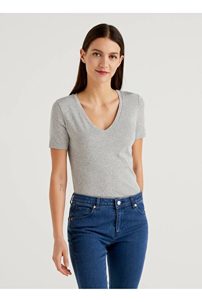 Benetton تي شيرت برقبة على شكل V رمادي نسائي 3GA2E4230