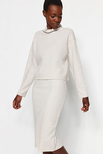 Trendyol Collection Beigefarbene Strickbluse in Thessaloniki-/Strickoptik mit hohem Kragen, entspannter/bequemer Passform und niedrigen Ärmeln TWOAW24BZ00092