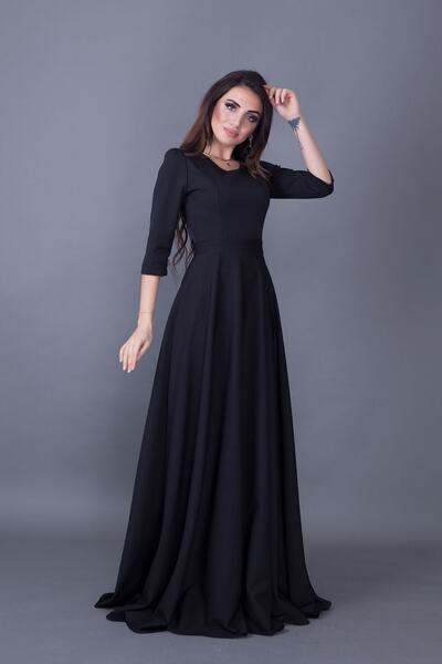 NO48 Μαύρο βραδινό φόρεμα με φουσκωτό ύφασμα με λαιμόκοψη 3/4 με υφαντό ύφασμα