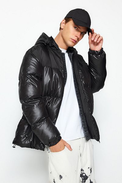 Trendyol Collection Vodě a větru odolná zimní bunda s kapucí – černá Regular Fit TMNAW24MO00025