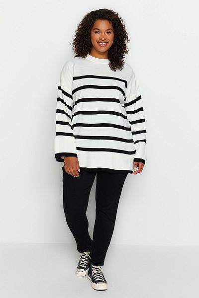 Trendyol Curve Ecru gestreifter Strickpullover mit Rundhalsausschnitt TBBAW24AN00024