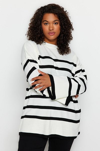 Trendyol Curve Ecru gestreifter Strickpullover mit Rundhalsausschnitt TBBAW24AN00024