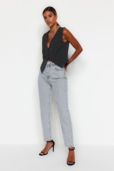 Trendyol Collection Graue Mom-Jeans mit hoher Taille TWOAW22JE0945