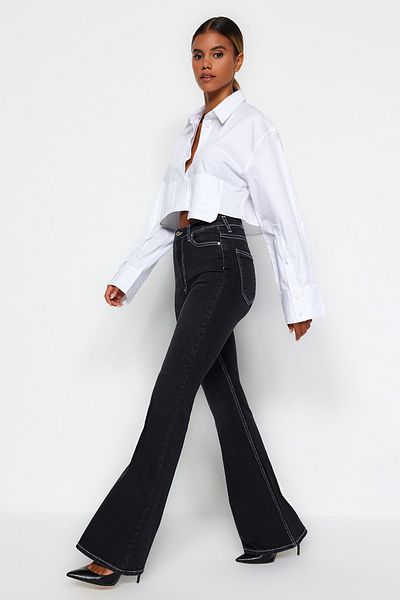 Trendyol Collection Schwarze, kontrastierende, ausgestellte Jeans mit hoher Taille TWOSS22JE0460