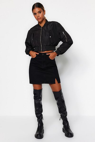 Trendyol Collection Schwarzer Mini-Jeansrock mit hoher Taille und Schlitz – Sustain TWOAW23ET00285