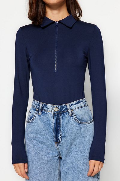 Trendyol Collection Marineblauer Stretch-Strickbody mit Reißverschlusskragen, Druckknopfverschluss TWOAW24BD00005