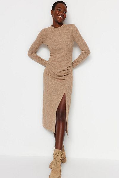 Trendyol Collection Beigefarbenes, weiches Midi-Strickkleid mit Rundhalsausschnitt, Schlitz und Raffungsdetail TWOAW24EL00246
