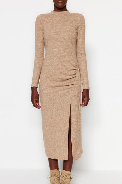Trendyol Collection Beigefarbenes, weiches Midi-Strickkleid mit Rundhalsausschnitt, Schlitz und Raffungsdetail TWOAW24EL00246
