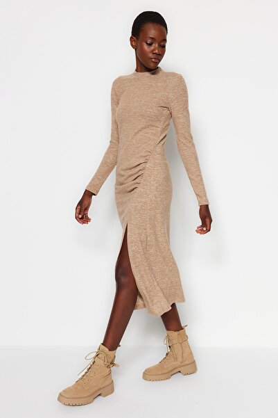 Trendyol Collection Rochie tricotată midi moale, de culoare bej, cu decolteu rotund, cu detaliu cu fante și strângere TWOAW24EL00246
