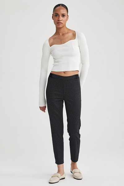 DeFacto Sigaret Basic-Satin-Hose mit normaler Taille, elastischem Bund und geradem Bein J8741az23wn