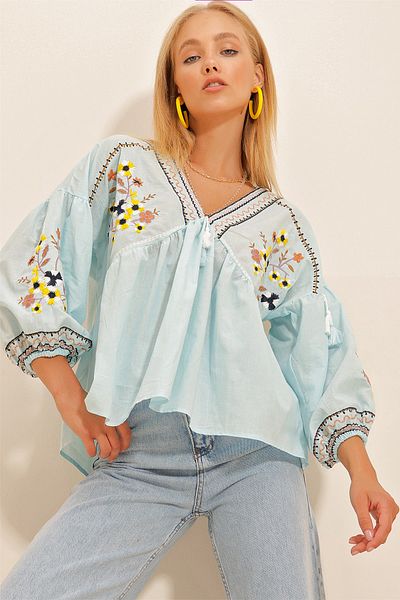 Trend Alaçatı Stili Blaue bestickte Damenbluse mit V-Ausschnitt und Ballonärmeln ALC-X10745