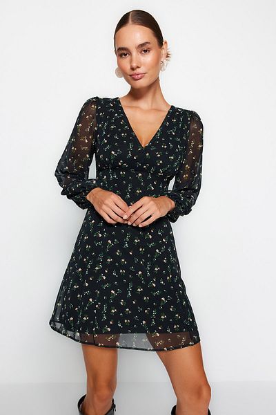 Trendyol Collection Černé tkané šifonové šaty s květinovým potiskem A-line s výstřihem do V TWOAW24EL00320