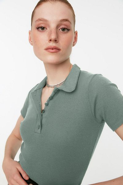 Trendyol Collection Khaki knoflík detailně vypasované polo s výstřihem, žebrovaná pružná pletená halenka TWOSS19FV0084