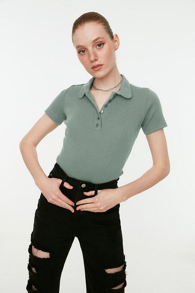 Trendyol Collection Khaki knoflík detailně vypasované polo s výstřihem, žebrovaná pružná pletená halenka TWOSS19FV0084