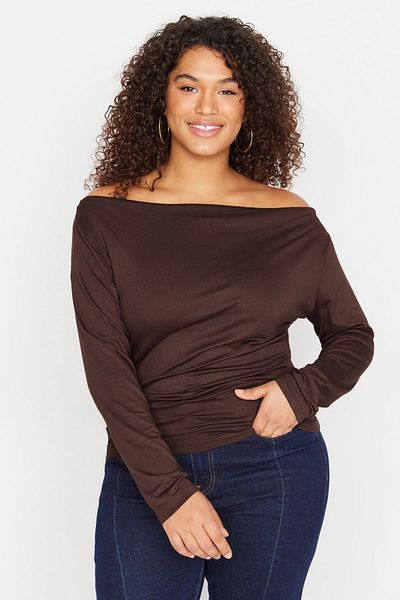 Trendyol Curve Flexible drapierte braune Strickbluse – Carmen/Madonna-Ausschnitt, Übergröße TBBAW23AF00031