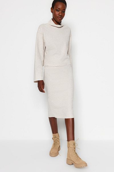 Trendyol Collection Beigefarbener Midi-Bleistift-Strickrock Thessaloniki/Strickoptik mit normaler Taille TWOAW24ET00030