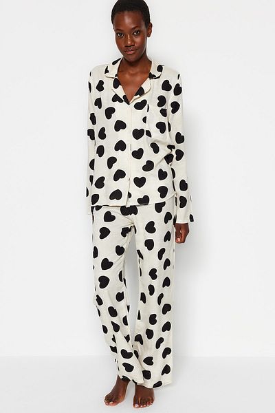 Trendyol Collection Ecrufarbenes, herzförmiges, gewebtes Pyjama-Set aus Viskose THMAW21PT0936