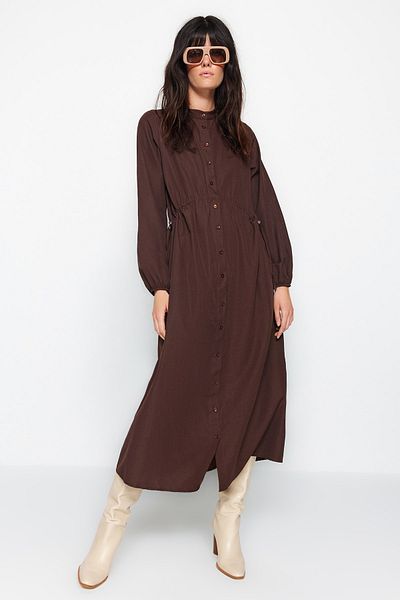 Trendyol Modest Braunes, geknöpftes, gewebtes Baumwollkleid mit verstellbarer Taille und Reißverschlussdetail TCTAW24EB00068