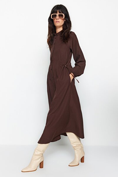 Trendyol Modest Καφέ ρυθμιζόμενο πώμα μέσης Λεπτομερές βαμβακερό φόρεμα με κουμπιά TCTAW24EB00068