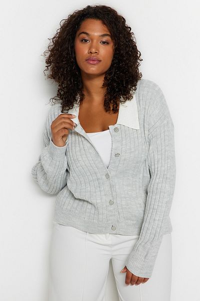 Trendyol Curve Graumelierter Strick-Cardigan mit geripptem Kragen und Knöpfen, TBBAW23AV00084
