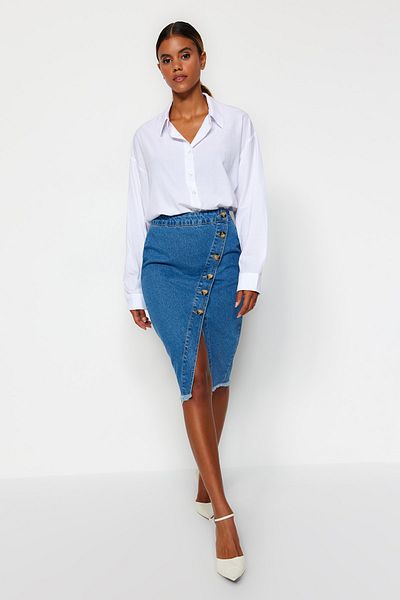 Trendyol Collection Blauer, detaillierter Jeansrock mit Knöpfen und Quasten am Saum und Schlitz TWOSS20ET0494