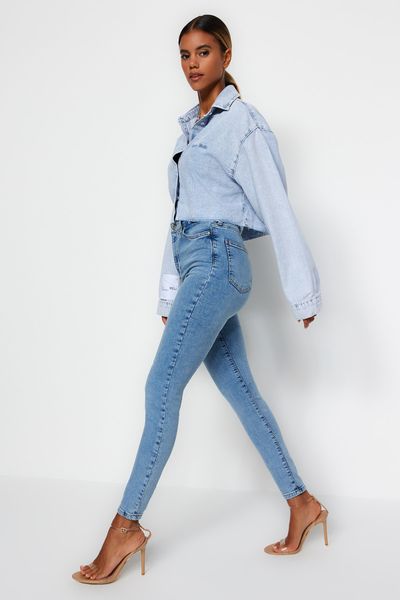 Trendyol Collection Blaue Skinny-Jeans mit superhoher Taille TWOSS22JE0560