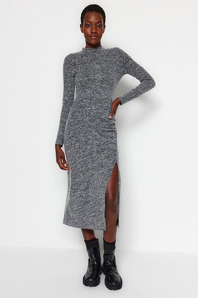 Trendyol Collection Anthrazitfarbenes, weiches, figurbetontes Strickkleid in Midi-Länge mit Rundhalsausschnitt, Schlitz und Raffung TWOAW24EL00246
