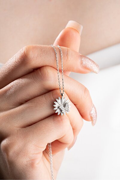 Nereze 925 Ayar Gümüş Rodyumlu Kelebek Detaylı Çiçek Kolye