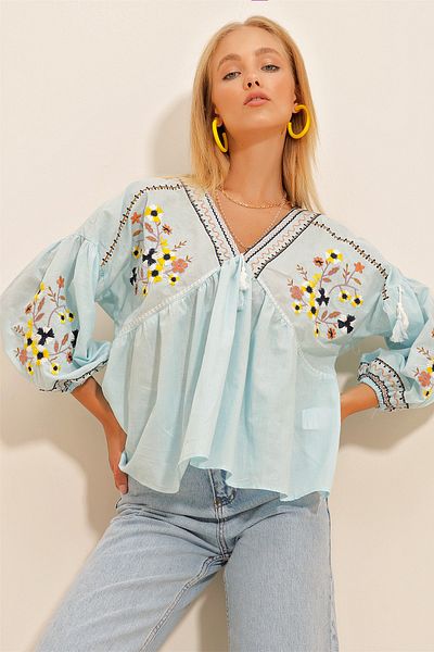 Trend Alaçatı Stili Blaue bestickte Damenbluse mit V-Ausschnitt und Ballonärmeln ALC-X10745