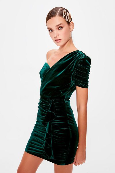 Trendyol Collection Rochie de seara din catifea drapat cu o maneca verde smarald - TPRAW20EL0797