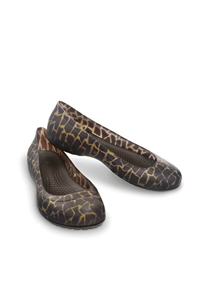 Crocs CARLISA GIRAFFE PRINT FLA Koyu Kahve Kadın Babet 100528252