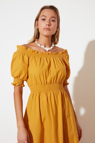 Trendyol Collection Ελαστικό φόρεμα μίντι μήκους Camel Color - Λινό Υφαντό, γιακά Madonna TWOSS21EL1967