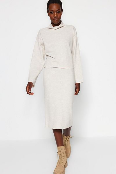 Trendyol Collection Beigefarbener Midi-Bleistift-Strickrock Thessaloniki/Strickoptik mit normaler Taille TWOAW24ET00030